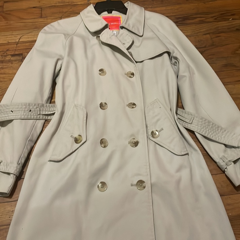 A womens trench coat! - Picture 3 of 5